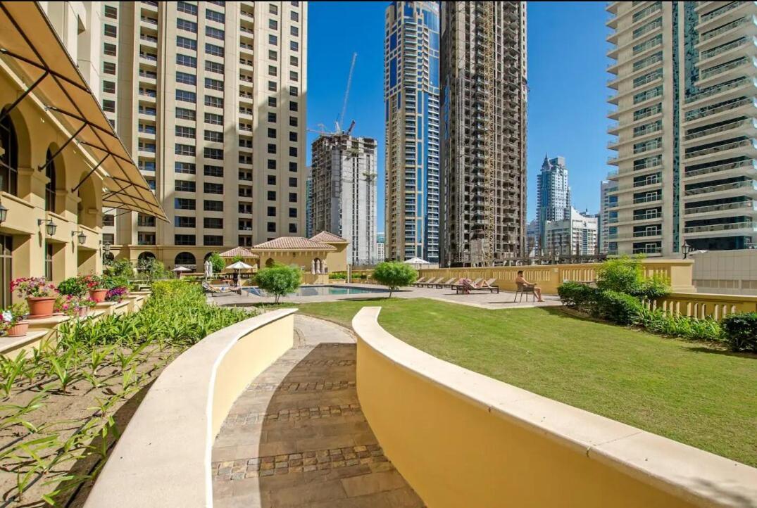 Sleek Marina 1br Perfect For Families Dubai